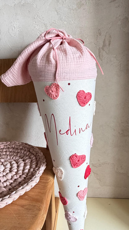 Personalisierte Herz-Schultüte mit gehäkelten Herzen, Vorderansicht