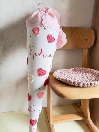 Personalisierte Herz-Schultüte mit seitlich sichtbaren Häkelherzen