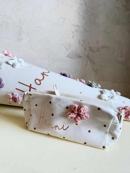 Schlampermäppchen mit Häkelblume & Name