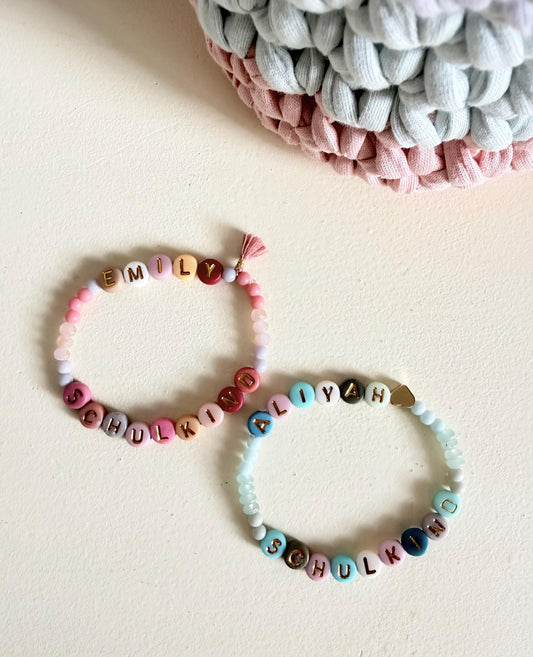 Kinderarmband in Rosé oder Mint mit Name