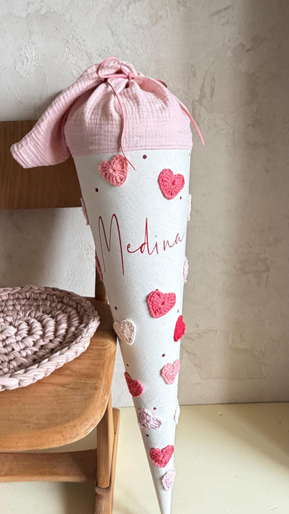 Herz-Schultüte mit Namensschrift und rosafarbenem Musselinverschluss