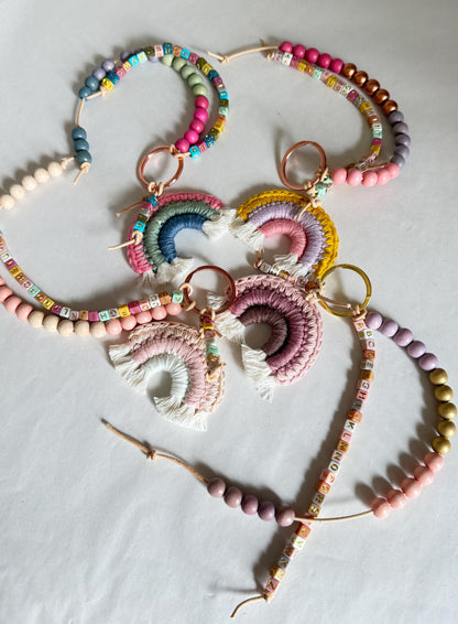 Rechenkette mit Häkelregenbogen in Pink, Flieder & Senf