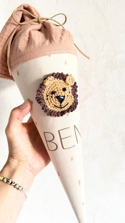 Gehäkelter Löwe auf der personalisierten Kindergartentüte, Nahansicht
