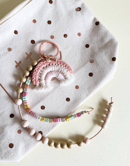 Rechenkette mit Häkelregenbogen in Rosé & Nude