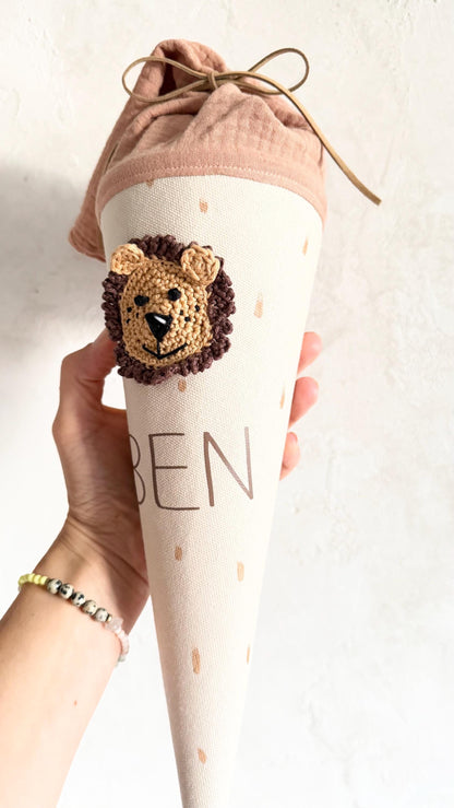 Löwen-Kindergartentüte mit Namensschrift und gehäkeltem Löwen, frontal
