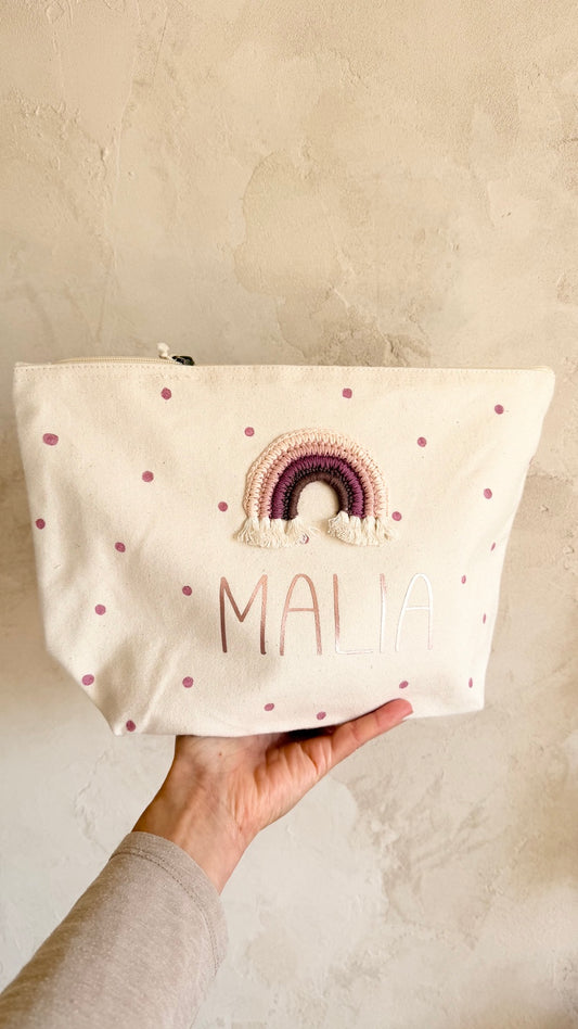 Kulturbeutel mit Häkelregenbogen in Rosé, Mauve und Beere, rosa Punkten und Wunschname in Rosé-Metallic