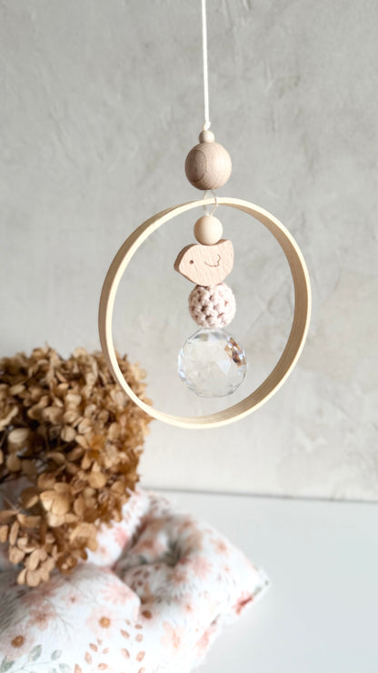 Mini Vogel Suncatcher aus Holz mit Häkelperle und Kristall