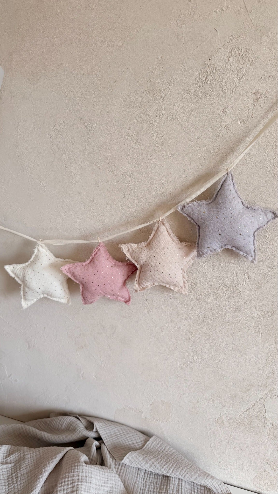 Stoffsterne mit Goldsprenkeln in Cremeweiß, Pink-Rosa, Hellbeige und Rauchblau