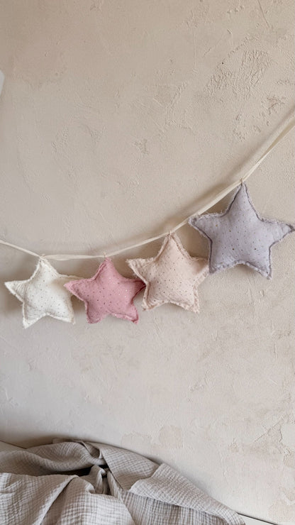 Stoffsterne mit Goldsprenkeln in Cremeweiß, Pink-Rosa, Hellbeige und Rauchblau