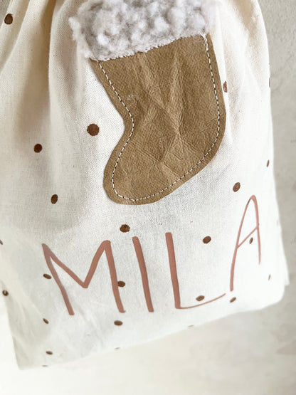 Detail des personalisierten Nikolaussäckchens Mila mit Plüschstiefel