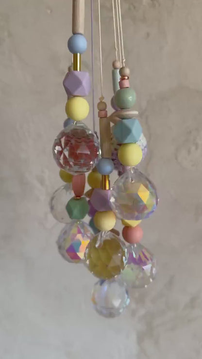 Pastell-Neon-Suncatcher mit Kristall