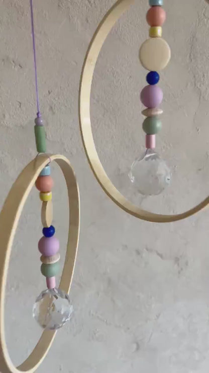 Bunter Suncatcher mit Bambusring