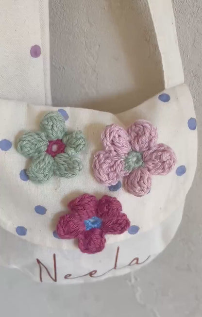Kleine Blüten-Umhängetasche – optional personalisiert