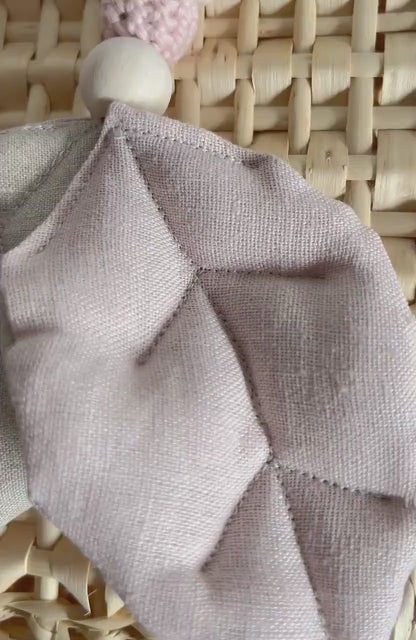 Kinderwagenanhänger mit Leinenblättern in Rosé