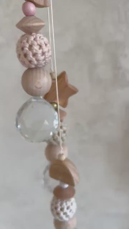 Suncatcher mit Holzelement & Häkelkugeln