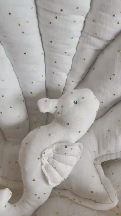 Musselin-Muschelkissen in Creme & Gold