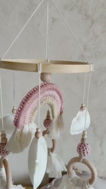 Regenbogen-Mobile in Beige, Creme & Rosé