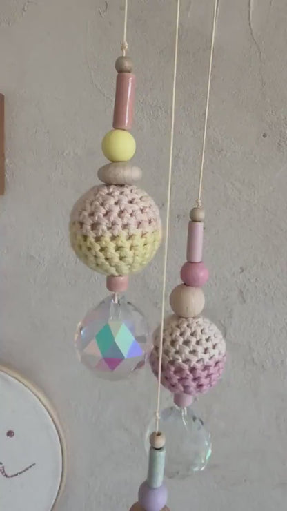 Suncatcher mit Häkelperlen in Pastell