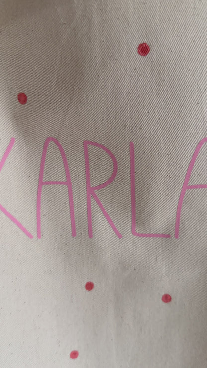 Kinderschürze Karla mit Name – Punkte, Pink oder Flieder