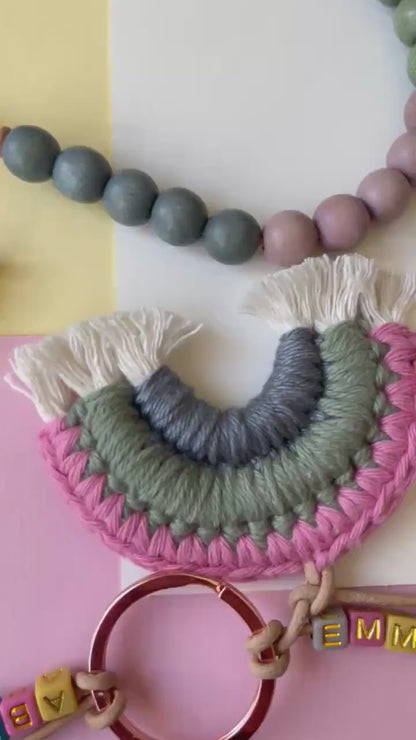 Rechenkette mit Häkelregenbogen in Pink, Grün & Blau