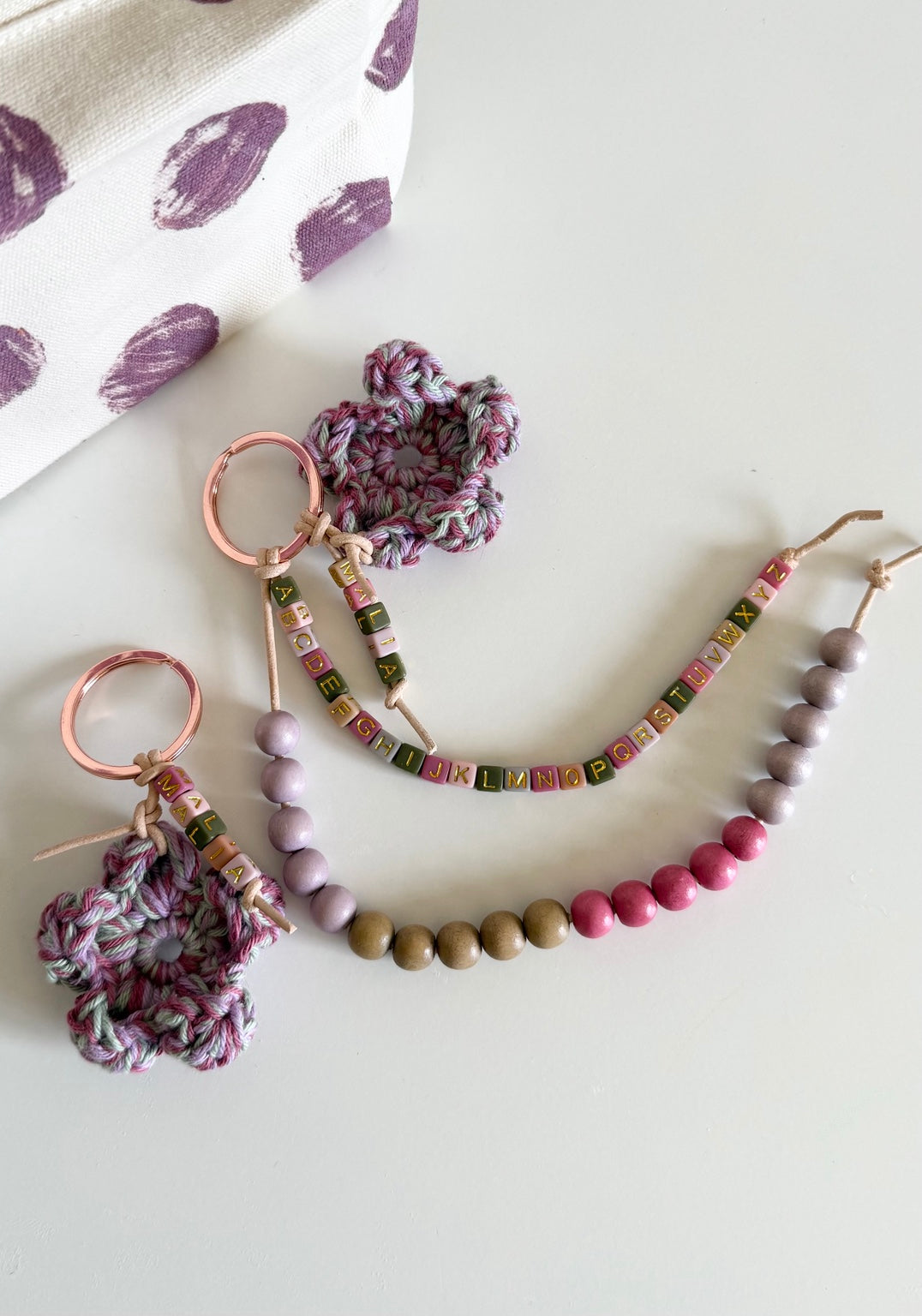 Personalisierte Rechenkette mit ABC und Schlüsselanhänger mit Häkelblüte in Beere, Mauve und Salbeigrün