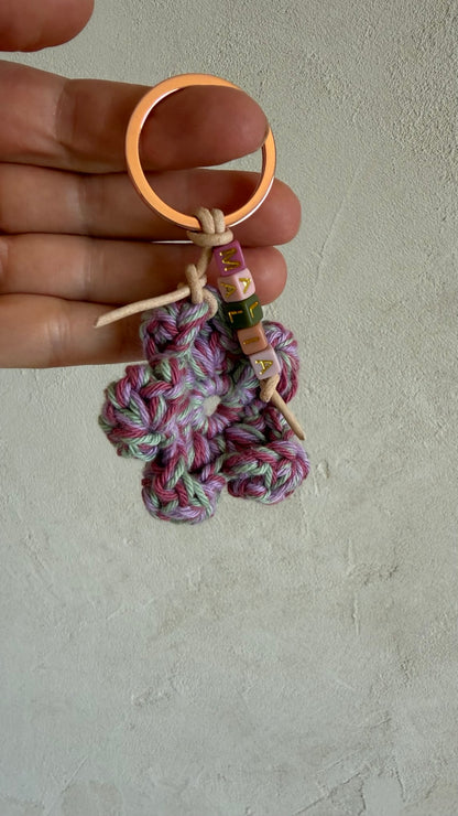 Personalisierter Schlüsselanhänger mit Name und Häkelblüte in Beere, Mauve und Salbeigrün