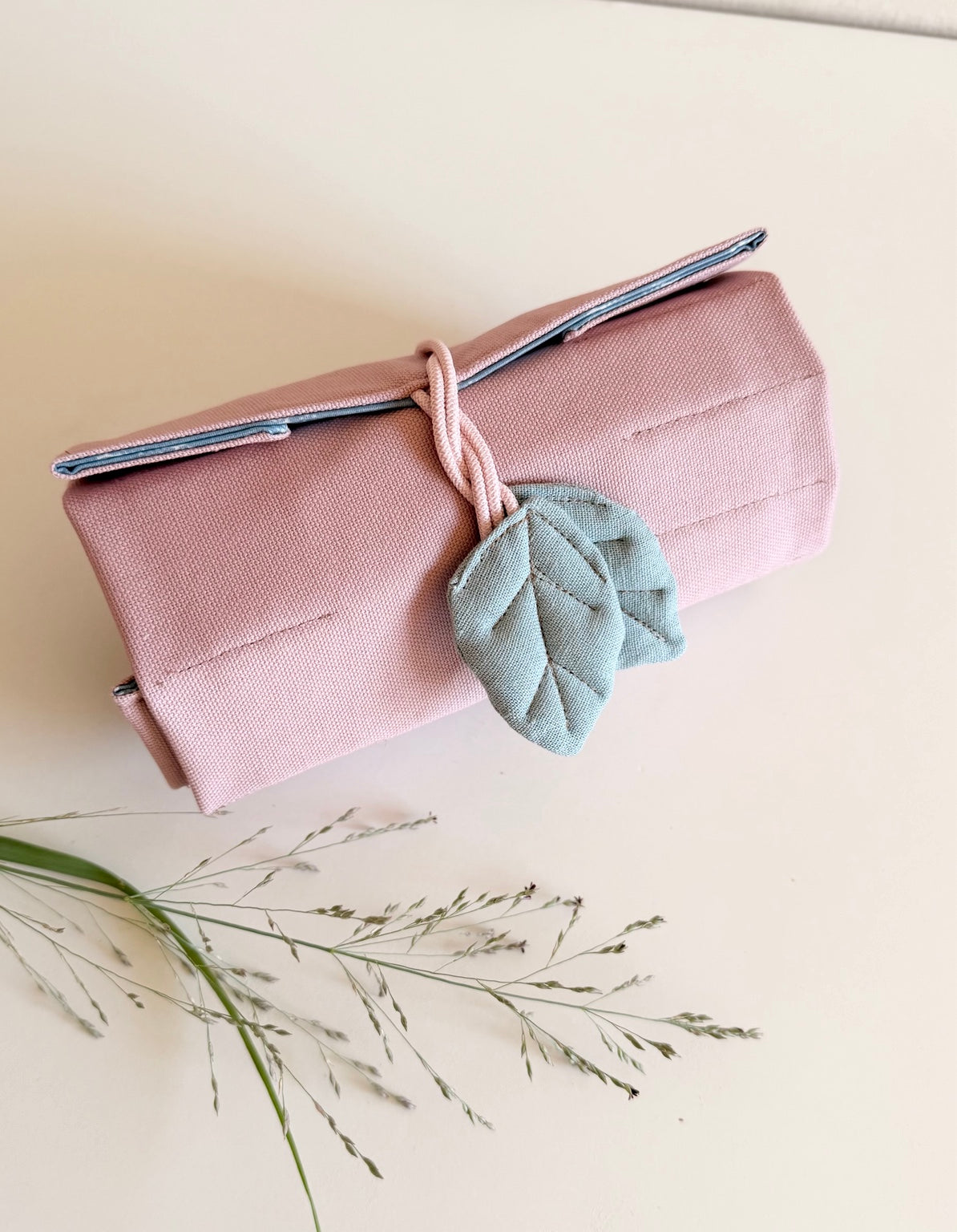 Handgenähtes Waldorf-Rollmäppchen in Altrosa mit rauchblauem Blumenmuster und Stoffblättern