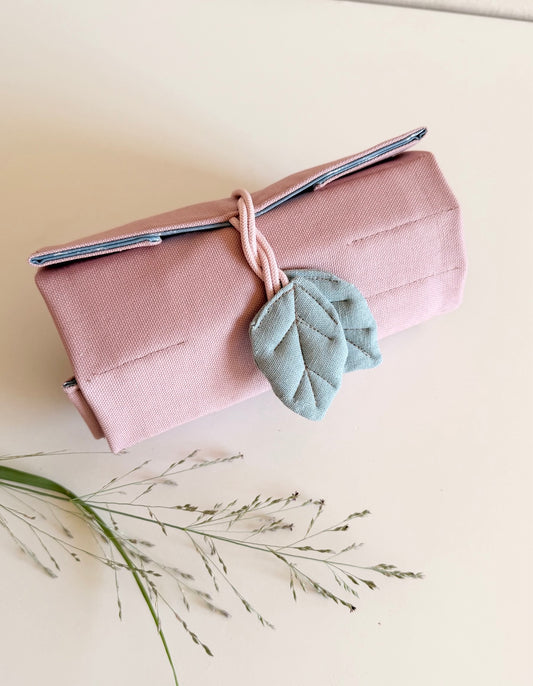 Handgenähtes Waldorf-Rollmäppchen in Altrosa mit rauchblauem Blumenmuster und Stoffblättern