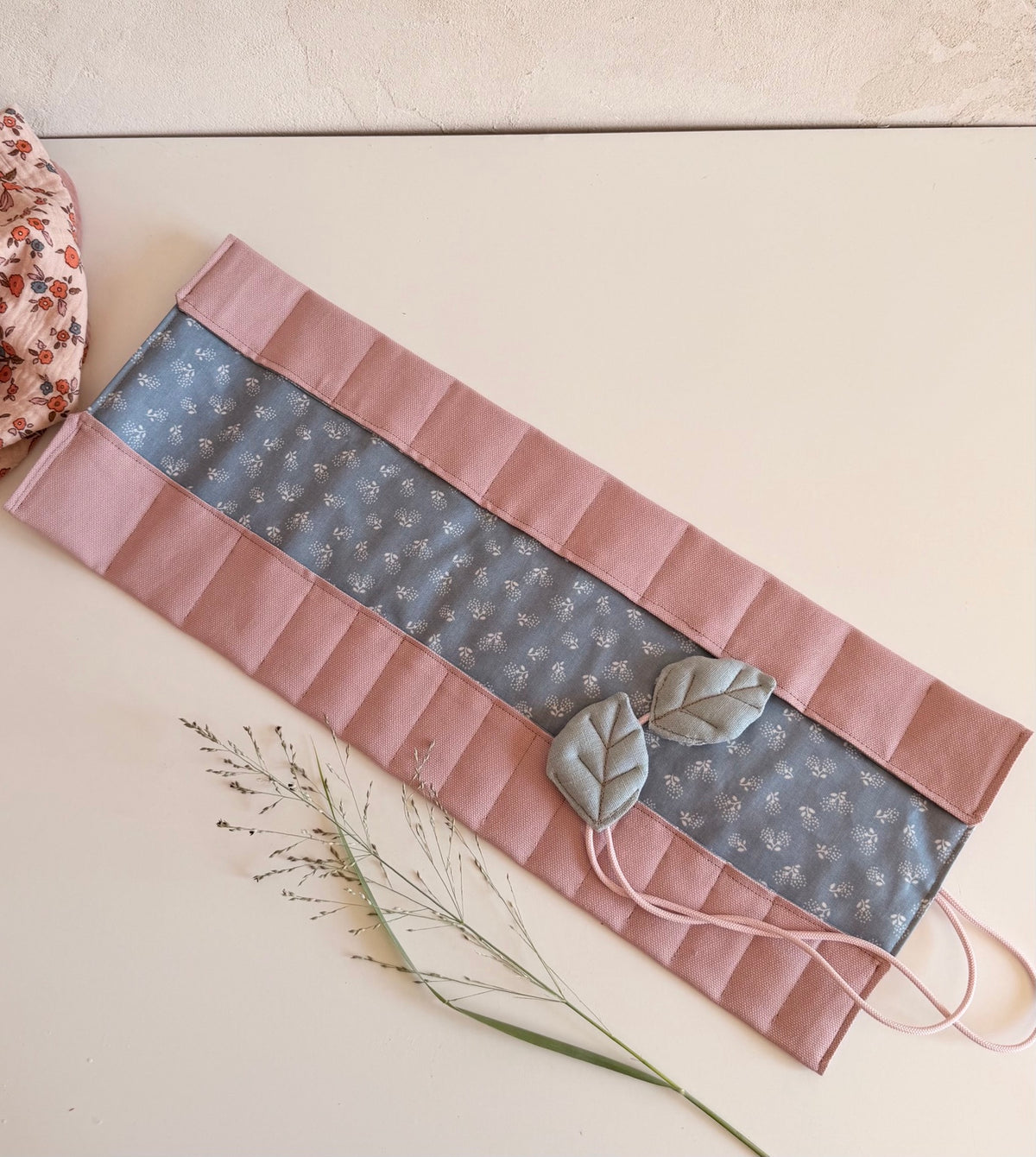 Handgenähtes Waldorf-Rollmäppchen in Altrosa mit rauchblauem Blumenmuster und Stoffblättern