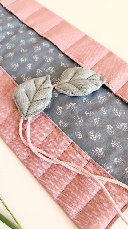 Handgenähtes Waldorf-Rollmäppchen in Altrosa mit rauchblauem Blumenmuster und Stoffblättern