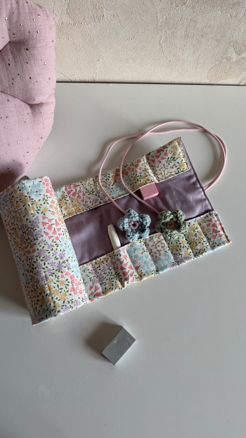 Geöffnetes Rollmäppchen für Wachsmalblöcke und Wachsmalstifte im Streublumen-Design