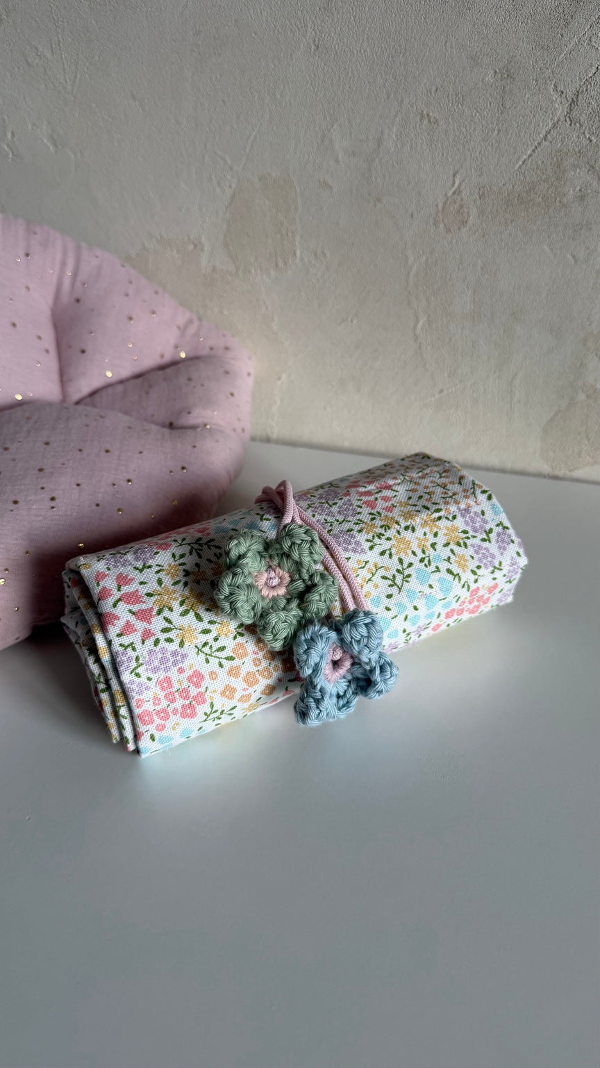 Gerolltes Waldorf-Rollmäppchen Blumenwiese mit zwei handgehäkelten Blüten